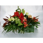 Bouquet roond travaill�, aspect moderne avec des fleurs de grande valeur tel que l amaryllis, l anthurium ou le lys, alli�s de feuillage exotique raffin�s.