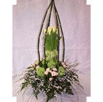 FUSEAU DE TULIPES DANS SA CAGE DE PR�LE ET SUR UNE ASSISE DE FLEURS DE SAISON, LE TOUT DANS DES TEINTES PASTELS