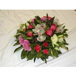 BEAU PANIER ROND DE FLEURS DE SAISON DANS DES D�GRAD�S DE ROSES. 