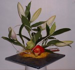 Laissez s envoller votre imagination en contemplant cette composition aux structures oppos�es : contenant carr� et rotin arrondi se compl�tent pour laisser libre court aux extravagances des lys poarfum�s et des roses �quateurs aux couleurs naturellement �tranges.