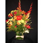 composition florale pr�sent�e dans un vase en verre, d aspect festif peut �tre r�alis� en tous coloris selon saison