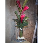 composition florale pr�sent�e dans un vase en verre fleurs et feuillage exotique