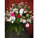 composition florale pr�sent�e dans un vase d esprit romantique, peut �tre r�alis� en tous coloris selon saison