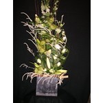 composition florale pr�sent�e dans un vase en m�tal moderne et tr�s d�corative peut �tre r�alis� en tous coloris selon saison