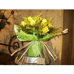 bouquet rond mont� en bulle d eau, compos� de roses, coloris au choix selon saison, accompagn� de fleurs assorties et de verdure