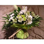 bouquet de lys, alstrom�rias et autres, selon saison, camaieu blanc vert, pr�sent� dans une bulle d eau