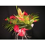 magestueux bouquet en bulle d eau, compos� de fleurs exotiques, dont l aspect festif r�jouira vos h�tes