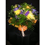 bouquet rond compos� de fleurs jaune et bleues mont� dans une bulle d eau, un peu de soleil dans la maison