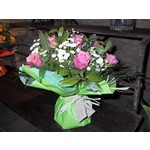 Autre variante de bouquet de roses rond aagr�emnt  de petites fleurs les mettant en valeur