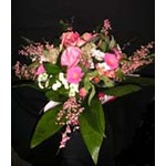 bouquet d�coratif profusion de fleurs dans un cama�eu de rose et blanc, amaryllis, genet, roses, germinis, camomille... Mont� en bulle d eau