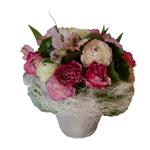 composition ronde dans poterie, compos� de roses, astrom�rias, renoncules et autres fleurs de saison. Feuilles de galax roul�eset fibre de sisal.