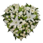 Composition piqu�e en forme de coeur.La commande doit �tre pass�e minimum 48 heures � l avance.