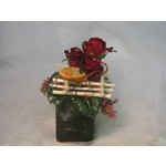 Belles roses rouges pos�es dans une verrerie agr�ment�e d accessoires