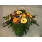 Bouquet rond avec germini jaune rosette orange, gypsophile et bottillon de canelle.La dive est r�alisable en couleur  dominante rose ou rouge.
Livr� avec son vase