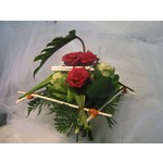 Bouquet de roses rouges dans un damier de typha
