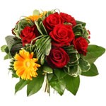 Offrir des fleurs > Bouquet chic  Roses rouges et germinis oranges donnent tout son charme � ce ravissant bouquet. Oslo est � l`heure de l`�l�gance et de la classe. En toute occasion, cette cr�ation Florajet.com fera son effet!  Le conseil du Fleuriste  Coupez les tiges en biseaux et changez l�eau du bouquet tous les 2 ou 3 jours.