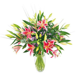 Etoiles pr�cieuses, les lys roses offrent leurs corolles � tous les regards. Pour soutenir leur corail iris�, un feuillage discret et quelques asters mauves.
