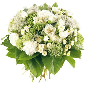 Un bouquet estival
L'�quipe Florajet est ravie de vous pr�senter son d�licat bouquet d'�t�. Travaill� dans un joli cama�eu de vert et blanc, ce bouquet  respire la douce insouciance des vacances. Soyez s�rs d'apporter bonheur et s�r�nit� en offrant cette cr�ation nomm�e 