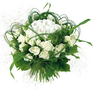Voici une v�ritable ode � la d�licatesse ! T�tes d�hortensia et roses rivalisent de beaut� pour ce bouquet  o� la note c�leste domine. On aime imaginer qu�il compl�tera � merveille la tenue d�une mari�e.
