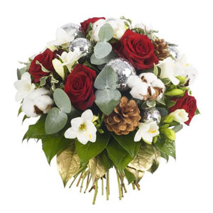 Vibrez pendant No�l  avec ce bouquet qui m�lange habilement  roses rouges, fleurs de coton, accessoires et feuillage argent�. Un magnifique assemblage qui ravira petits et grands � l�occasion des f�tes de fin d�ann�e. 
