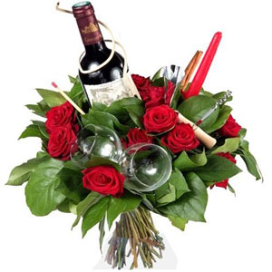 Voici un bouquet fait pour les amateurs de grand vin! Travaill� dans les tons lie de vin, vous pourrez admirer ses magnifiques roses rouges, mais aussi d�guster un d�licieux vin grand cru ! Ce bouquet d�voile en effet toute la panoplie du parfait oenologue : bouteille de Ch�teau d'Arcins, tire-bouchon, verres ballon 14lc, anti-goutte... Plongez-vous dans l'univers du grand vin avec cette cr�ation originale !