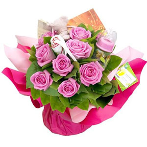 Coton, tendresse, et douceur sont r�unis dans ce ravissant bouquet pour accueillir la nouvelle venue!... Les roses aqua accompagnent les objets indispensables de b�b� : biberon, doudou, bavoir, tout a �t� pens� pour que cet adorable bouquet marque � jamais l'arriv�e de ce bonheur nouveau.