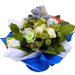 Pour f�ter l'arriv�e d'un nouveau petit amour, ce bouquet est tout simplement parfait : biberon, doudou, et bavoir, tous les accessoires qui accompagnent la naissance de ce petit gar�on sont pr�sents! Voici un bouquet aux senteurs et accessoires inoubliables...
Produit disponible seulement en France m�tropolitaine.