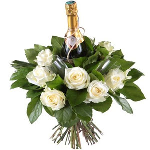 L'heure est au romantisme et au luxe avec ce ravissant bouquet de roses avalanche ! D�couvrez tout le charme de cette cr�ation qui cache � travers ses fleurs une bouteille de champagne et deux fl�tes ! Pour un d�ner en amoureux ou pour faire sensation avant un repas entre amis, n'h�sitez pas...succ�s garanti !