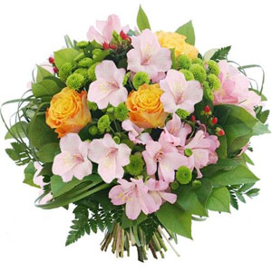 D�couvrez sans attendre ce ravissant bouquet aux couleurs enfantines et gourmandes. Les roses orange se marient d�licatement au rose tr�s f�minin des alstrom�rias, le tout habill� d'un vert tendre. Voici une cr�ation au parfum d�licieux qui comblera de bonheur le c�ur de vos proches.