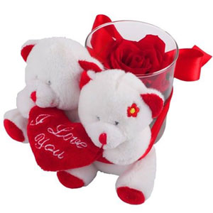 L`�quipe Florajet est heureuse de vous pr�senter le dernier n� des Floranoursons ! Notre cr�ation se compose d une verrine contenant un bouton de rose �ternelle rouge d�licatement enlac�e par deux adorables oursons. Voici une jolie surprise qui enchantera votre partenaire !