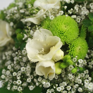 L'hypericum taquine les renoncules et les germinis d�vergondent le gypsophile. Sous ce bouquet  sage se cache une personnalit� bien affirm�e.