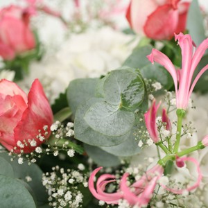 Ce bouquet est une merveille... N�rines, gypsophile, roses et hortensias sont d�licatement assembl�s pour former le plus d�licat des bouquets. Laissez-vous charmer par ce parfum l�ger.